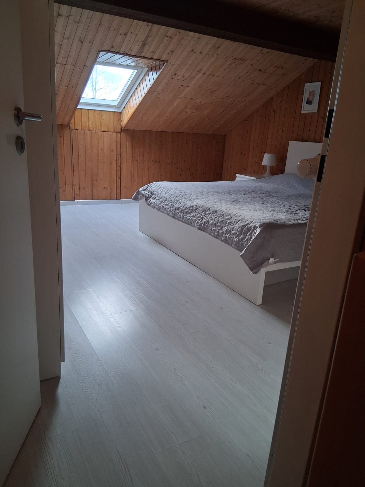 Großes Schlafzimmer mit Doppelbett unter der Dachschräge