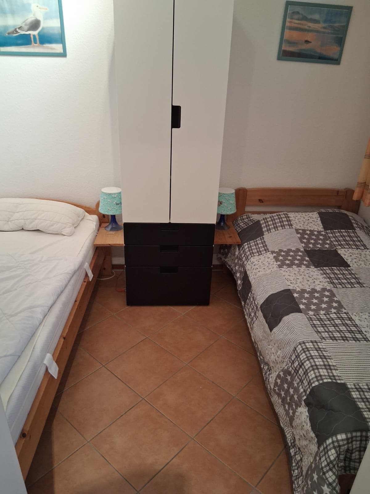 Kleines Schlafzimmer mit zwei Einzelbetten und Kleiderschrank